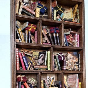 Libreria in miniatura, da parete realizzata a mano, legno carta. Dimensioni: 20,5cm x 15cm x 2,5cm