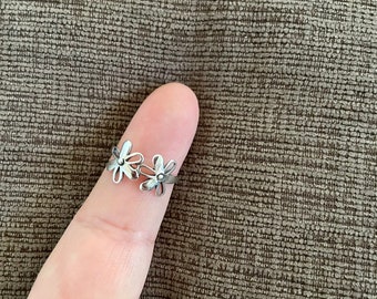 ソリッド925スターリングシルバーアンティーク花スタッドイヤリング(5?mm X 5?mm Solid 925 Sterling 並行輸入品 ソリッド925スターリングシルバー パープル⁄ブルー グリッターフラワー