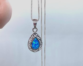 Hänge i sterlingsilver med blå opal och grekiskt mönster - Halsband med blå opal - Smycken i grekisk stil