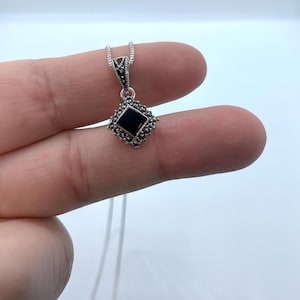 Collar con colgante de ónix negro de plata de ley – Cuadrado de marcasita