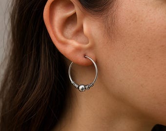Handgefertigte Schläfer-Creolen aus Sterlingsilber im Bali-Stil