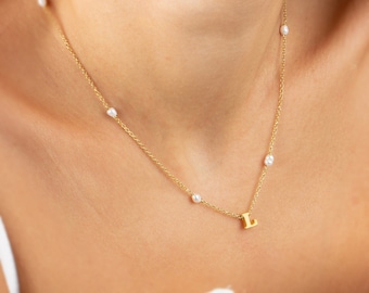 Collar inicial de perla de oro / Collar de perlas frescas / Collar de capas de letras delicadas en oro / Collar inicial personalizado / Día de las Madres