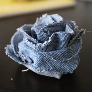 Duża broszka z kwiatem z denimu, przypinka na klapę, ślub, butonierka, bal maturalny, przyjęcie urodzinowe, bar micwa, prezent na specjalną okazję, cygaro, wydarzenie, smoking