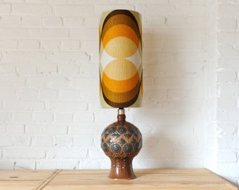 Base per lampada vintage in ceramica spagnola con nuovo paralume fatto a mano in tessuto vintage originale, Germania occidentale, lampada da tavolo in lava grassa