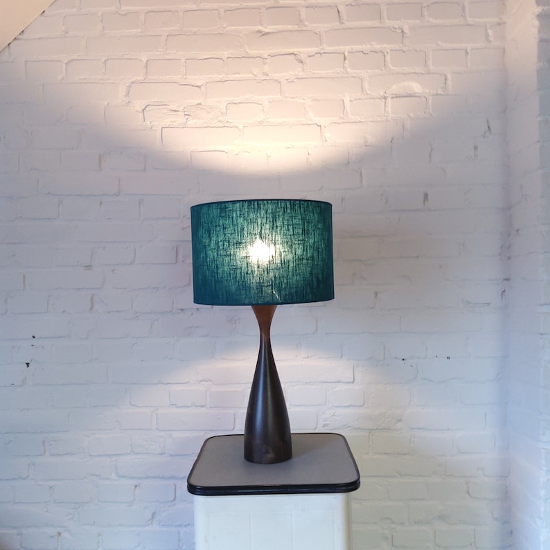 Lampe de table en bois vintage pied de lampe en bois rétro vintage avec abat-jour en lin couleur essence fait main, lampe de table mcm. image 1