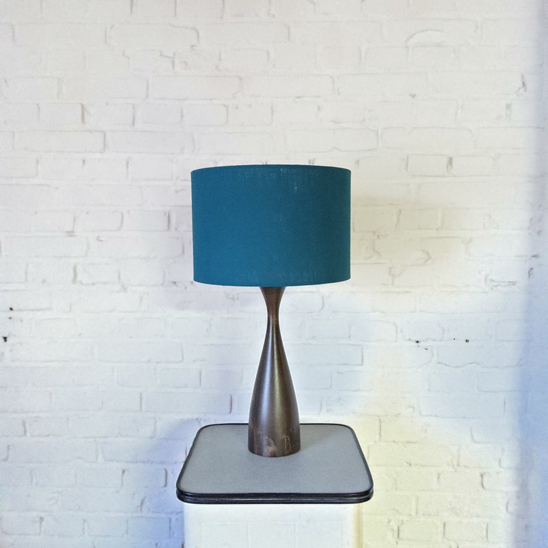 Lampe de table en bois vintage pied de lampe en bois rétro vintage avec abat-jour en lin couleur essence fait main, lampe de table mcm. image 9