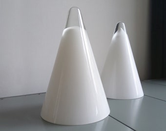 Lampe conique Ilu di Vetro, hauteur 25 cm; forme pyramidale, verre opalin/verre de lait, verre italien design hollandais ; 2 PIÈCES DISPONIBLES