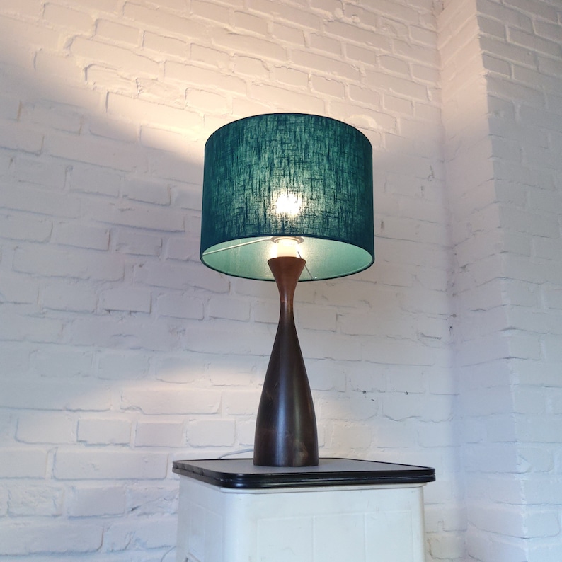 Lampe de table en bois vintage pied de lampe en bois rétro vintage avec abat-jour en lin couleur essence fait main, lampe de table mcm. image 3