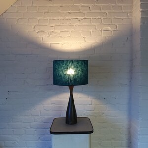 Lampe de table en bois vintage pied de lampe en bois rétro vintage avec abat-jour en lin couleur essence fait main, lampe de table mcm. image 4