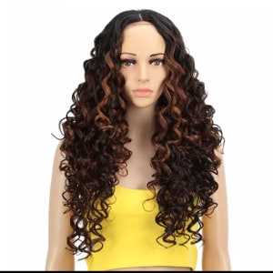 Perruque synthétique bouclée frontale pré-épilée avec des cheveux de bébé 26 pouces dentelle frontale (Simone Long)