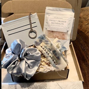 Caja de regalo con artículos esenciales para las vacaciones para ella / regalo de vacaciones / regalo de cumpleaños / regalos de novia / regalo de viaje