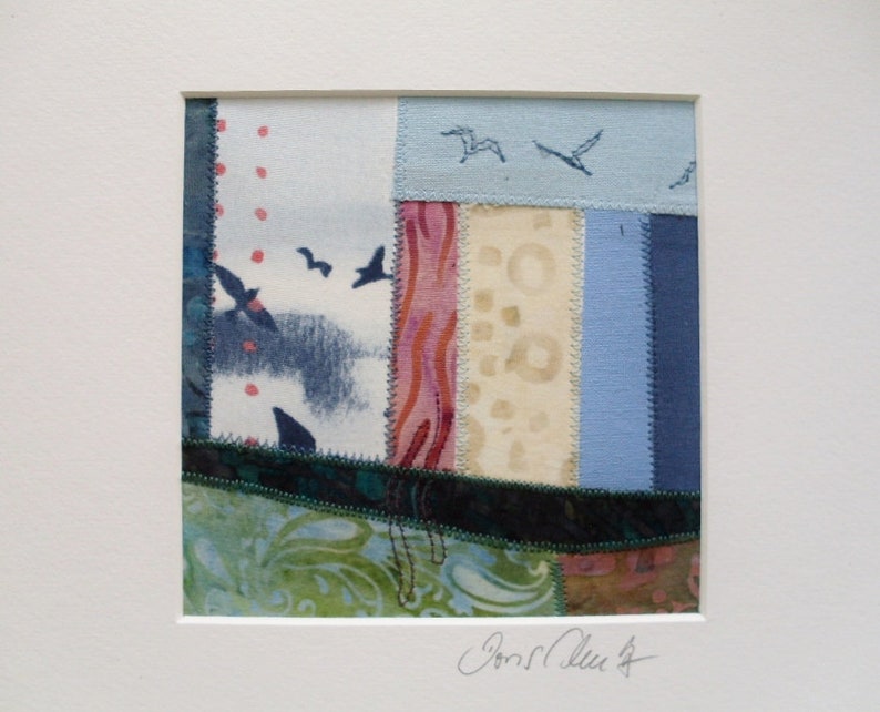 Peut inclure: Une petite courtepointe patchwork encadr&eacute;e avec une vari&eacute;t&eacute; de tissus dans des tons de bleu, vert, rose et beige. La courtepointe est compos&eacute;e de diff&eacute;rentes formes et tailles de tissus et pr&eacute;sente un motif d'oiseaux volant dans le ciel. La courtepointe est sign&eacute;e "Joan Klee" dans le coin inf&eacute;rieur droit.