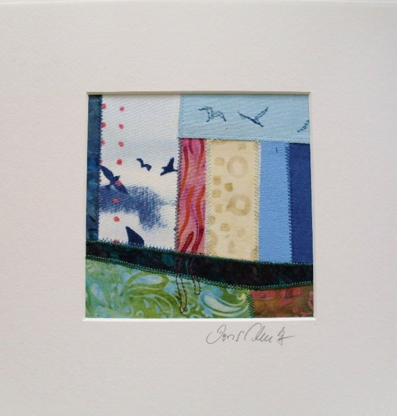 Peut inclure: Une &oelig;uvre d'art abstraite color&eacute;e r&eacute;alis&eacute;e &agrave; partir de chutes de tissu. L'&oelig;uvre pr&eacute;sente une vari&eacute;t&eacute; de couleurs et de textures, notamment le bleu, le vert, le rouge et le jaune. Le tissu est dispos&eacute; selon un motif g&eacute;om&eacute;trique, et l'&oelig;uvre est sign&eacute;e par l'artiste.