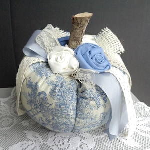 Kürbis aus Stoff,Stoffrosen handgemacht,Tischdekoration,französisches Landhaus,Shabby,Herbstdeko, romantisches Landhaus,Toile de Jouy blau