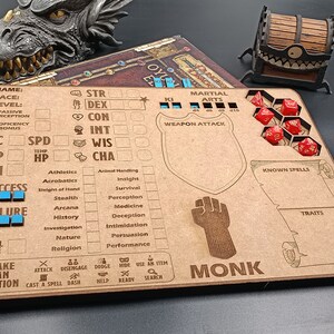 Può includere: Un foglio di personaggio in legno per un gioco di ruolo da tavolo, progettato per un personaggio Monaco. Il foglio presenta spazi per le statistiche, le abilità, gli incantesimi e un'area di attacco con armi. Include anche una sezione per i tratti e gli incantesimi noti. Il foglio è di colore marrone con una venatura del legno marrone chiaro.