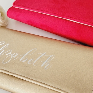 Cartera plegable de viaje de terciopelo o piel sintética con monograma personalizado, regalo perfecto para novias, damas de honor, mamás o amigas.