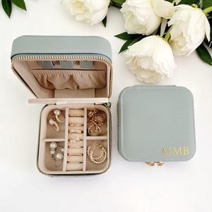 Valentinstag Geschenk, Saffiano Leder Medium Square Schmuck Reiseveranstalter, Perfektes Geschenk für Hochzeit Brautjungfer, Freunde, Familie, Mutter, Frauen