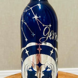 Beleuchtete Weinflasche Zwilling, Sternzeichen-Dekor, beleuchtetes Weindekor, Zwilling Geschenk, Weinflasche Kunst, Astrologie Geschenk
