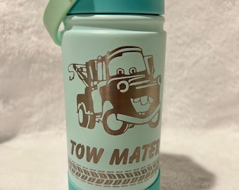 Garrafa de água infantil personalizada do Tow Mater, copo térmico gravado, copo infantil com tampa flip-top personalizada, inspirado no personagem de desenho animado.