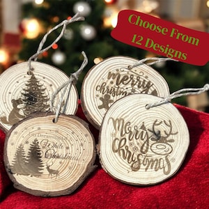 Pode incluir: Enfeites de Natal de madeira com vários desenhos, incluindo uma raposa e uma árvore de Natal, um homem de gengibre, um veado e os textos "Merry Christmas" e "I'm Dreaming of a White Christmas". Cada enfeite redondo tem uma corda para pendurar.