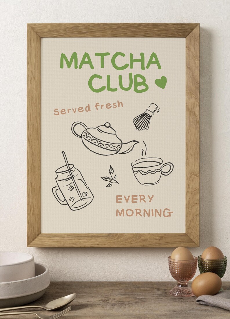 Pu&ograve; includere: Una stampa incorniciata con le parole "Matcha Club" in verde, e "served fresh" e "every morning" in rosa. La stampa presenta disegni a tratto della preparazione del t&egrave; matcha: una teiera, una frusta, una tazza e matcha freddo. La cornice &egrave; marrone chiaro.