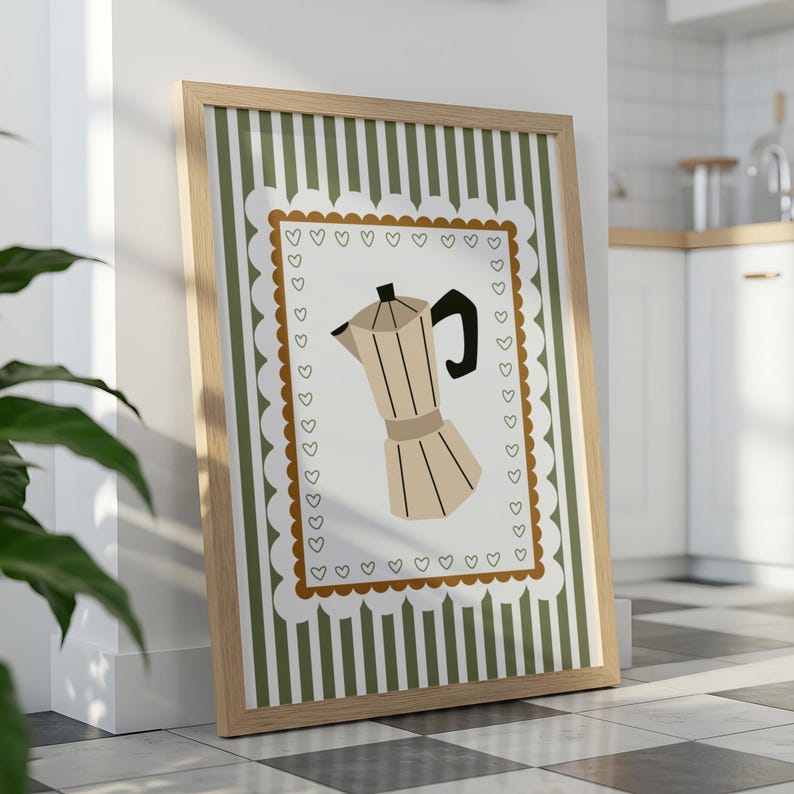 Peut inclure: Une affiche encadr&eacute;e repr&eacute;sentant une cafeti&egrave;re. L'&oelig;uvre a un cadre en bois brun clair et un fond blanc avec un motif &agrave; rayures vertes. La cafeti&egrave;re est beige avec une poign&eacute;e et un dessus noirs.