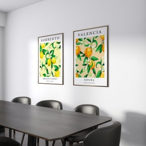 Może przedstawiać: Dwa oprawione wydruki z akwarelowymi ilustracjami drzew cytrynowych. Wydruk po lewej stronie głosi "SORRENTO AMALFI COAST", a wydruk po prawej stronie głosi "VALENCIA ESPA&Ntilde;A".