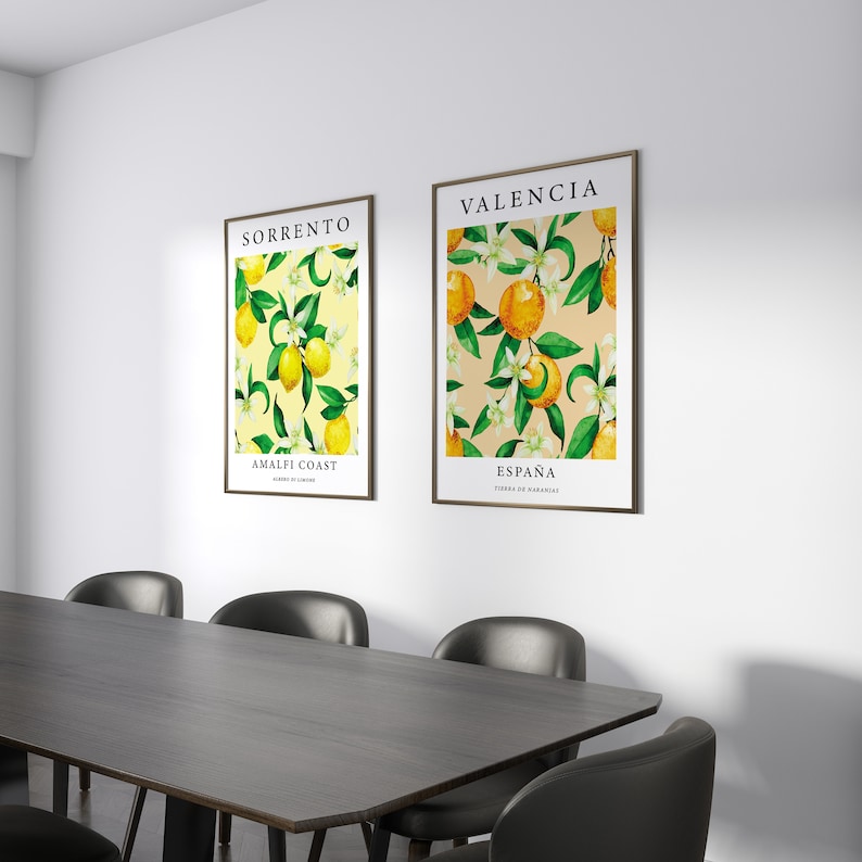 Może przedstawiać: Dwa oprawione wydruki z akwarelowymi ilustracjami drzew cytrynowych. Wydruk po lewej stronie głosi "SORRENTO AMALFI COAST", a wydruk po prawej stronie głosi "VALENCIA ESPA&Ntilde;A".