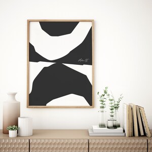 Op de afbeelding: Zwart-witte abstracte kunstprint in een houten lijst. De print bevat geometrische vormen en de tekst "Modern Art".