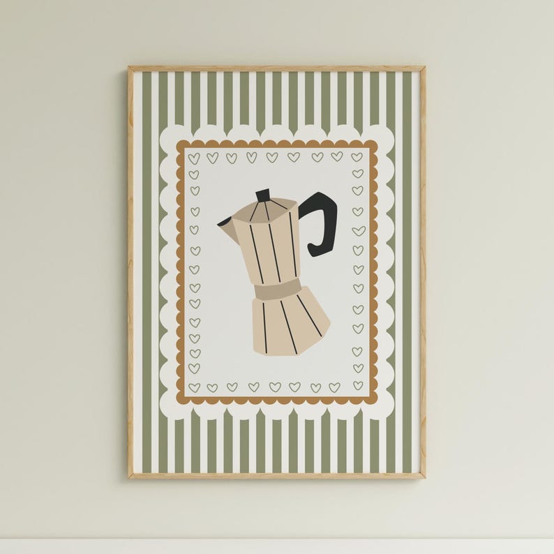 Peut inclure: Impression encadr&eacute;e avec une illustration de cafeti&egrave;re beige. L'&oelig;uvre est plac&eacute;e sur un fond blanc avec une bordure festonn&eacute;e orn&eacute;e de c&oelig;urs bruns. Le fond pr&eacute;sente des rayures verticales vertes et blanches.