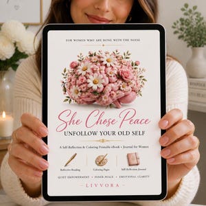Puede incluir: Una tableta digital muestra el texto "She Chose Peace" con una ilustración floral de un cerebro. La tableta también presenta el texto "Unfollow Your Old Self" y "A Self-Reflection & Coloring Printable eBook + Journal for Women."