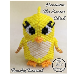Op de afbeelding: Een geperst kuiken met gele, witte en oranje kralen. Het kuiken heeft zwarte ogen en een snavel. Het kuiken is getiteld "Henrietta The Easter Chick" en de tekst "Beaded Tutorial" staat onder het kuiken. De tekst "HG Bead Designs" staat in een cirkel in de rechterbenedenhoek van de afbeelding.