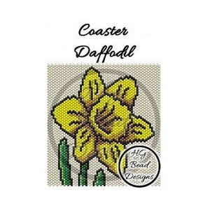 Könnte beinhalten: Ein Perlenuntersetzer mit einem gelben Narzissen-Design, grünen Stielen und Blättern. Der Text "Coaster Daffodil" befindet sich über der Blume, und ein Logo für "HG Bead Designs" befindet sich unten rechts.