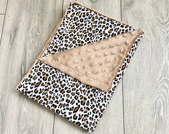 Kocyk dla dziecka z nadrukiem w panterkę / Kocyk do łóżeczka dziecięcego ze zwierzątkami / Prezent na baby shower / Kocyk polarowy dla dziecka / Prezent dla dziecka z nadrukiem w panterkę / Kocyk do łóżeczka dziecięcego