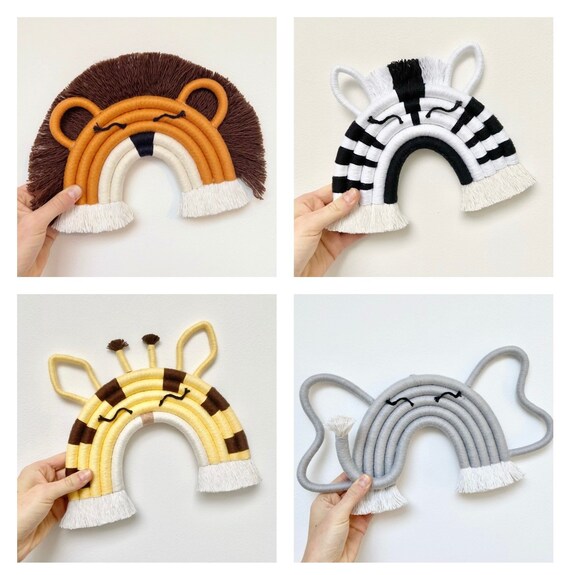 Arcobaleno In Macramè Fatto A Mano Con Pompon – Decorazione Da Parete Per Cameretta Bambini – 20x30 Cm