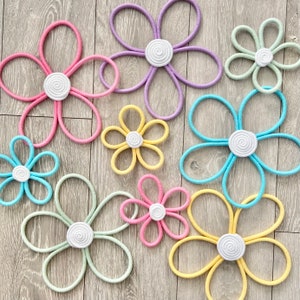 Adorno de pared de flores de macramé / Decoración de pared de margaritas para guardería / Decoración floral para guardería / Soporte para fotos planas / Decoración de pared para guardería / Decoración floral de pared / Girasol