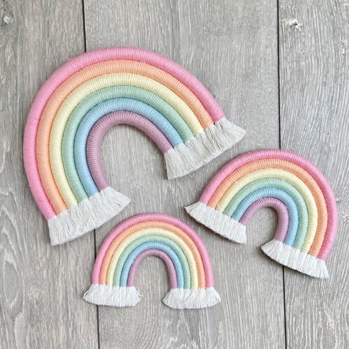 Décoration murale arc-en-ciel pastel clair / Décoration murale arc-en-ciel en macramé / Décoration murale pour chambre d'enfant / Arc-en-ciel en macramé / Arc-en-ciel pastel / Décoration pour chambre d'enfant