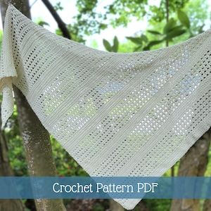 Puede incluir: Chal de ganchillo color crema con un patrón de rayas diagonales, colgado de una rama de árbol. El chal tiene forma triangular con calados y bandas lisas. El texto en la parte inferior dice "Crochet Pattern PDF".