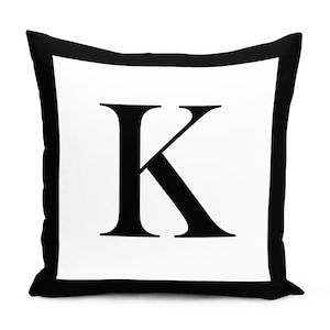Capa de almofada com impressão digital da letra K, fronha de monograma preto e branco de 43 x 43 cm, design de alfabeto, decoração de sala de estar.