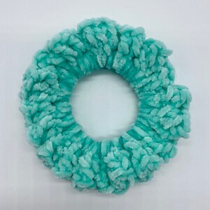Petrolfarbenes Samt Häkel Scrunchie Klein