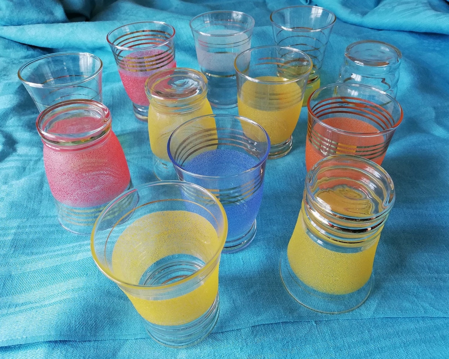 Ensemble de 12 Petits Verres et 5 Coupelles Granités avec Liserés Dorés Années 1950