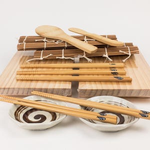 Traditional sushi serving kit