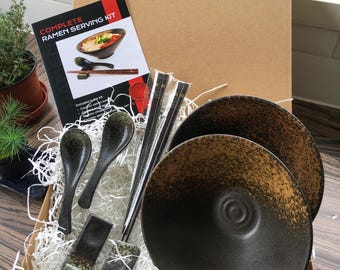 Ramen-Nudelset-Geschenkbox - Keramikschalen, Löffel, Löffelablagen, Stäbchen und Ramen-Rezeptbroschüre - ideales Geschenk für Ramen-Liebhaber!