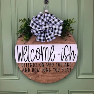 Cintre de porte de bienvenue-ish, signe rond en bois de porte, décor de porte d’entrée, cintre de porte, décor à la maison, bienvenu, couronne, décor de porte, cadeau de pendaison de crémaillère