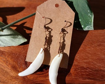 Orecchini con denti di coyote: orecchini in ottone e rame con osso di coyote, orecchini in vero osso di rame, orecchini pendenti in coyote, orecchini in stile boho, stranezze