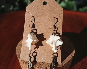 Pendientes de hueso de cola de zorro gris: pendientes de hueso de zorro de cobre y latón, pendientes de hueso real, pendientes colgantes de hueso de zorro, pendientes cottagecore, Oddities Curi