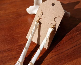 Orecchini in osso di volpe grigia: placcati in oro 18k, orecchini in osso di volpe, orecchini in vero osso d'oro, orecchini pendenti in osso di volpe, orecchini in stile boho, stranezze