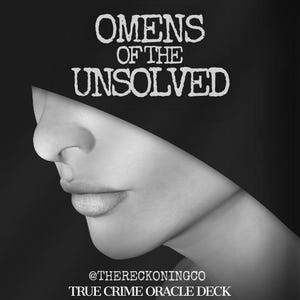 Könnte beinhalten: Schwarz-Weiß-Bild mit einem weiblichen Gesicht, teilweise verdeckt von einer dunklen Kapuze. Der Text "OMENS OF THE UNSOLVED" steht oben. Darunter steht "@THERECKONINGCO TRUE CRIME ORACLE DECK".