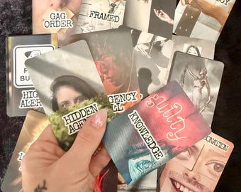 Ecos de los crímenes sin resolver - Baraja de cartas oráculo de crímenes reales (180 cartas)