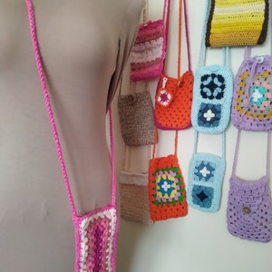 Petit sac à bandoulière mobile au crochet fait à la main. 100% Coton Coton. Grand-mère Carré Petit Sac à Bandoulière Mobile Fait à la Main par Crochet